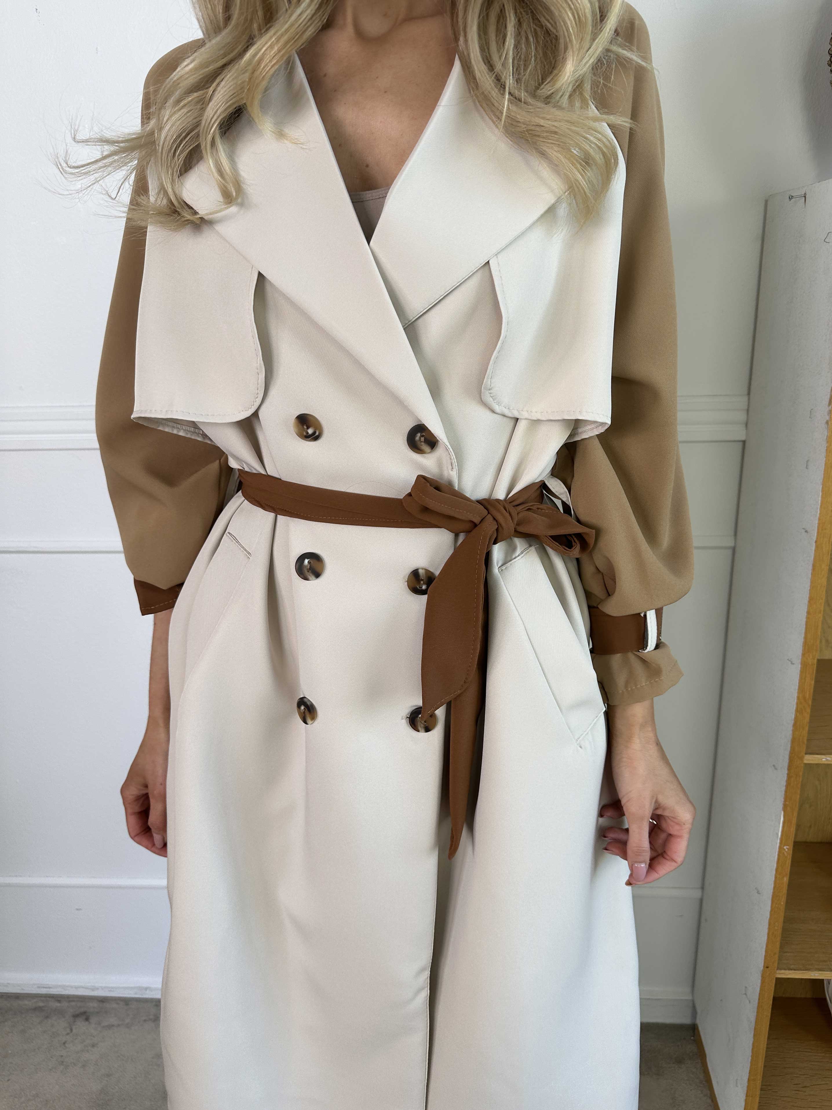 Neema - Let flerfarvet trenchcoat med bindebånd